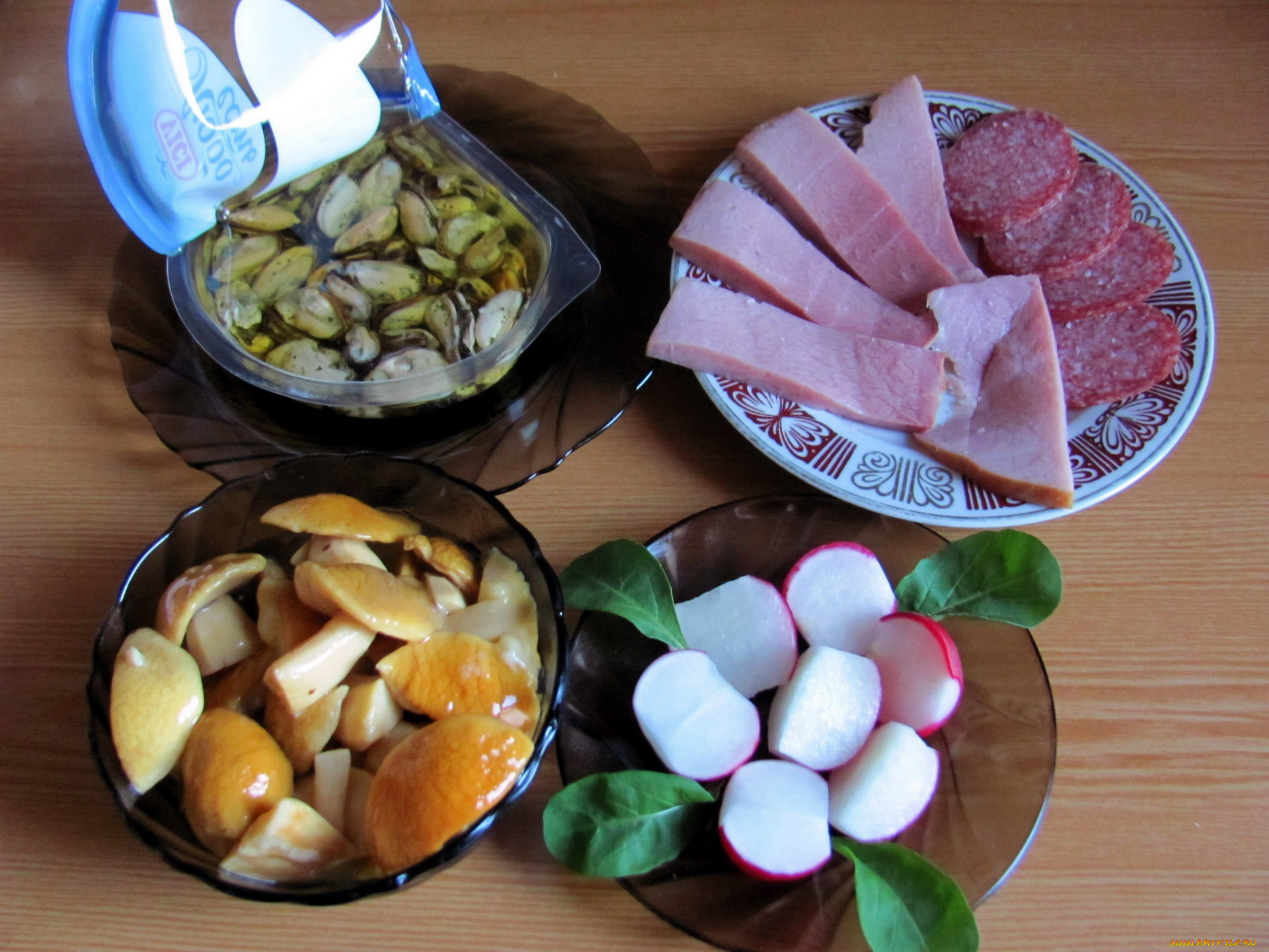 Картинка разнообразное питание с колбасой и сыром вертикальная. Колбаса редиска